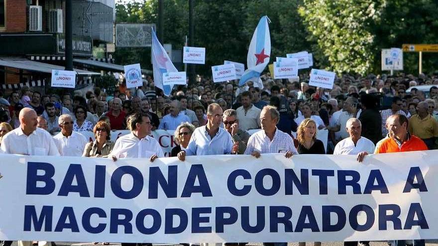 La manifestación que unió a todos los grupos políticos contra el proyecto de Vigo hace una década. // Jose Lores