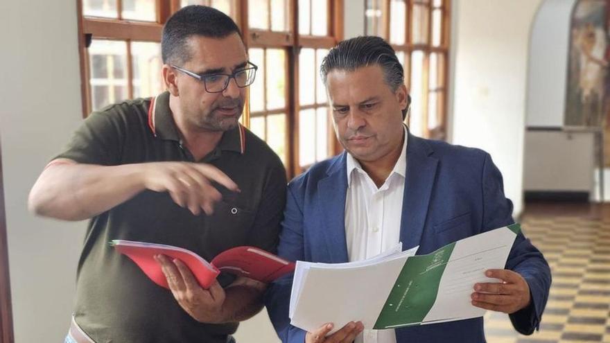 El alcalde, Gustavo Pérez (d), y el concejal José Miguel Hernández.