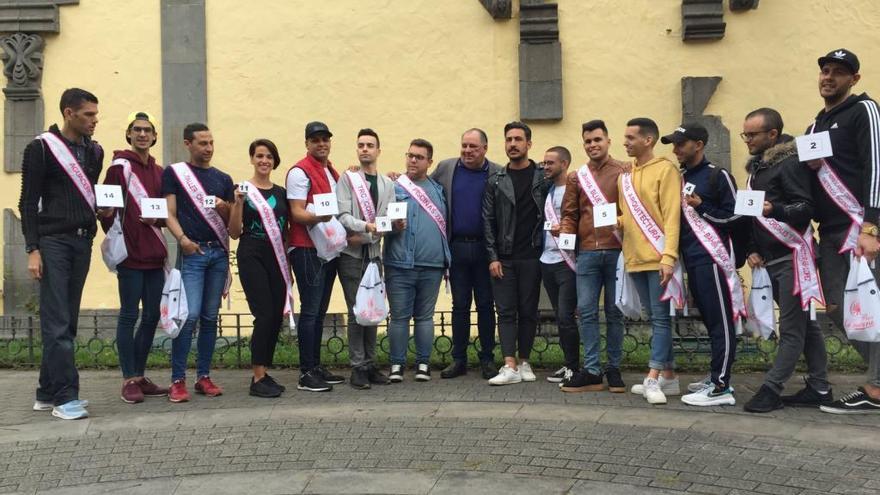 Los aspirantes a drag queen con el concejal de Festejos y Nauzet Afonso, en el Rincón de Plácido Fleitas.