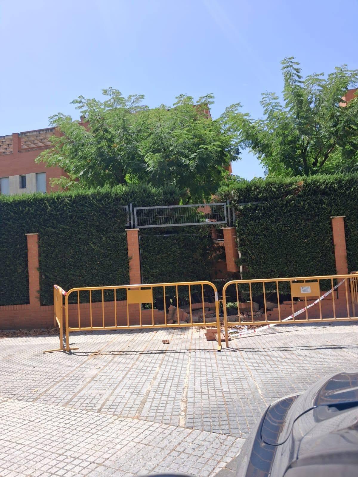 Daños en el cerramiento tras el aparatoso choque.