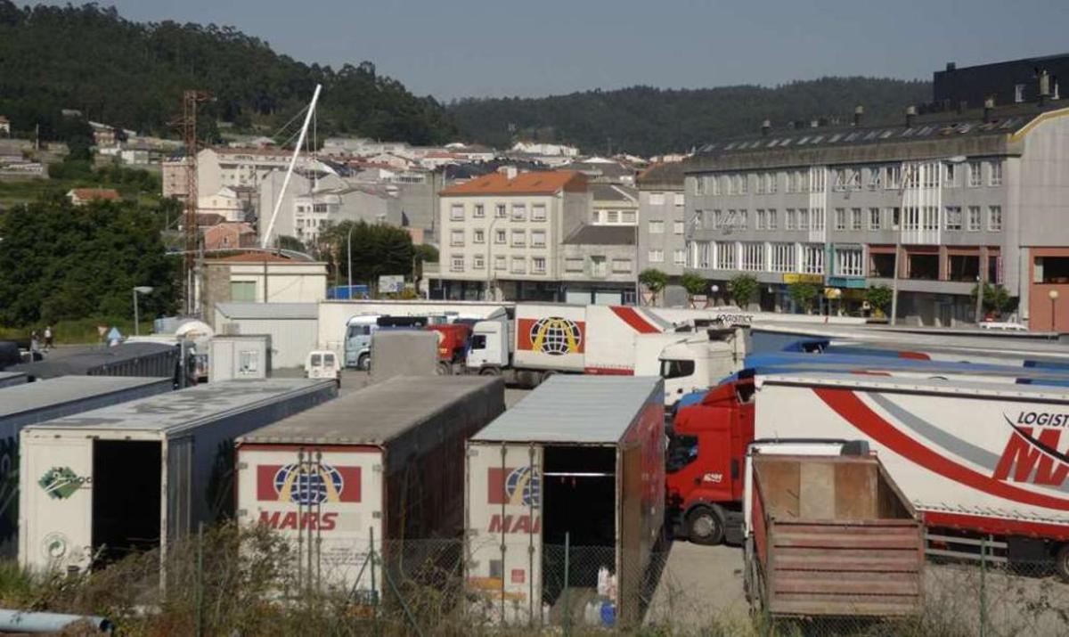 Varios camiones estacionados en el polígono de Sabón, en A Coruña. juan varela