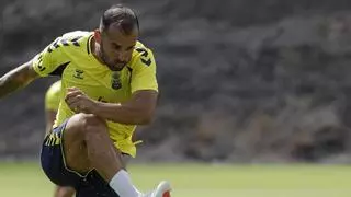 Una UD Las Palmas esquelética se aferra a Pezzolesi y Jesé para devorar la primera crisis