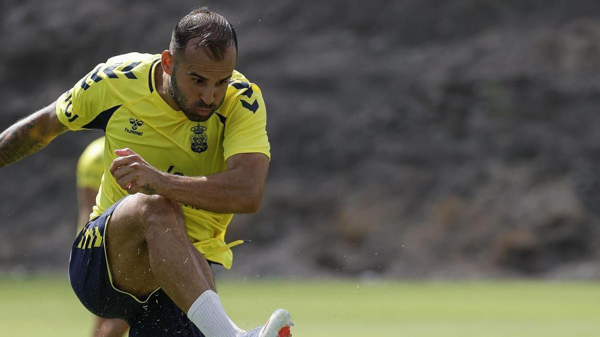 Jesé Rodríguez golpea el esférico.