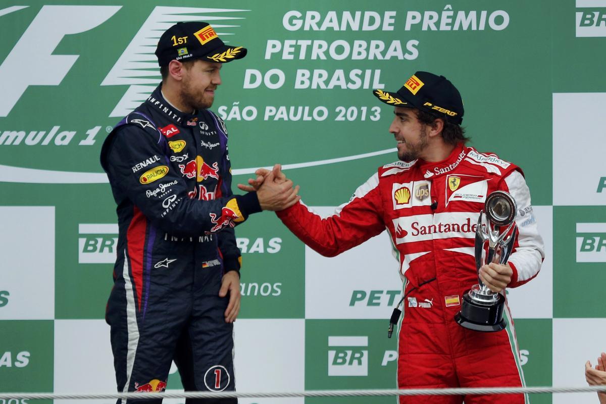 Sebastian Vettel, en el podio junto a Fernando Alonso durante su etapa en Ferrari.