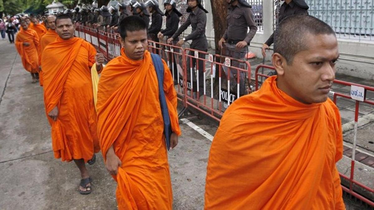 Un grupo de monjes budistas durante una manifestación pacífica de septiembre frente a la Asamblea Nacional tailandesa en Bangkok.