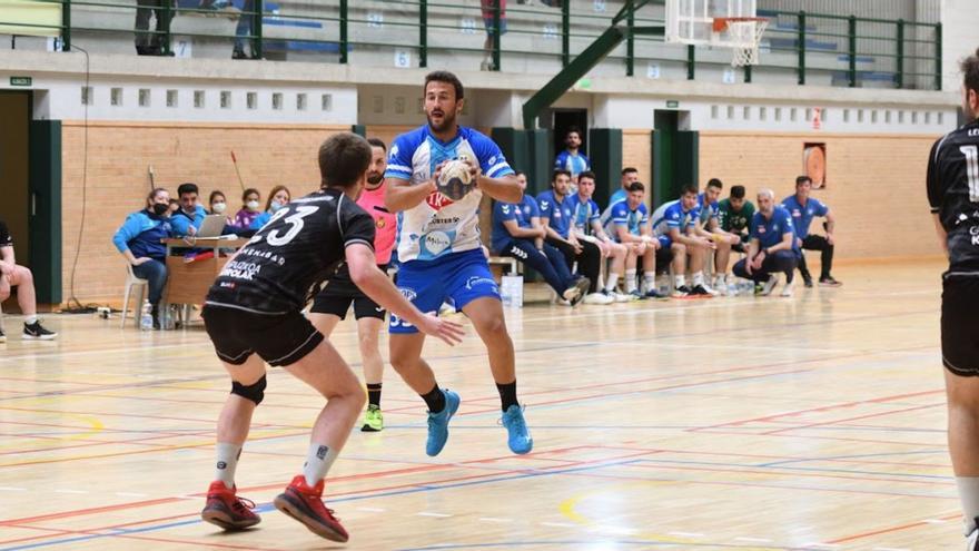 El Trops Málaga recibe al Balonmano Guadalajara en el Colegio Los Olivos. | LA OPINIÓN