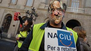 Treballadors públics es manifesten davant de l’Ajuntament de Barcelona en protesta contra les retallades.