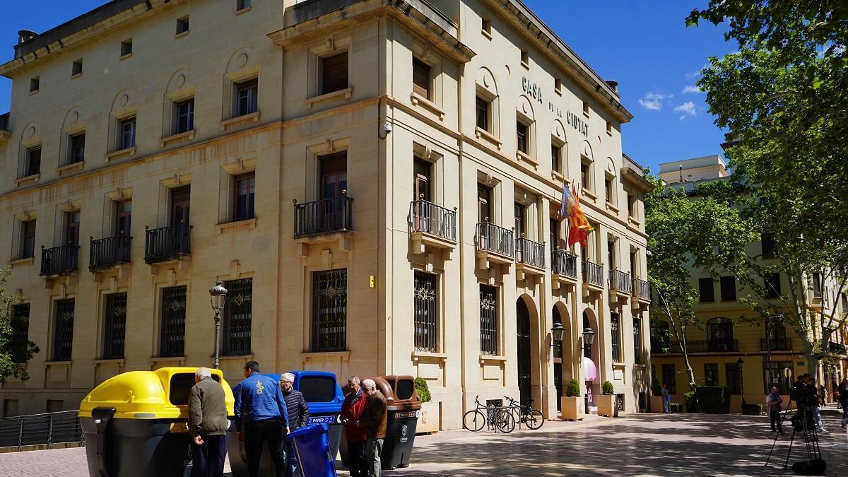 Presentació dels nous contenidors, junt a l’Ajuntament de Xàtiva.