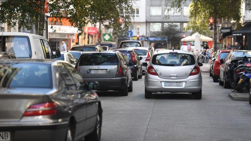 Vehículos en doble fila en la calle Alcalde Lens