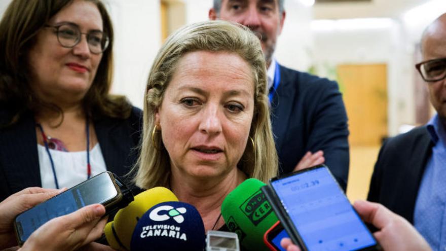 La portavoz de Coalición Canaria en el Congreso, Ana Oramas (c), atiende a los medios de comunicación