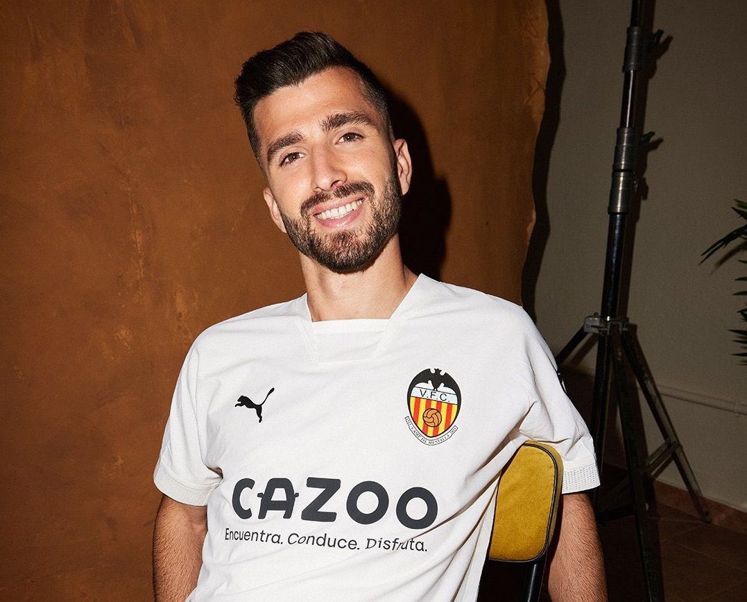 José Luis Gayà con la camiseta del Centenario de Mestalla