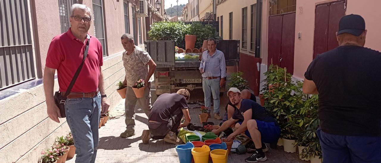 Juan Romero, el presidente vecinal, ayer mientras el Distrito Centro entregaba los tiestos con plantas para los vecinos de calle Jara.