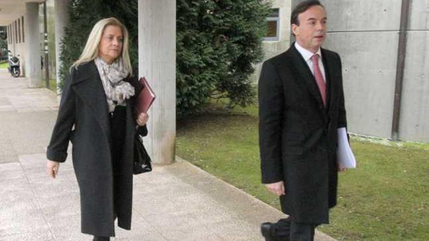 Rocío Beceiro y Ricardo Pérez, abogados de la acusación popular, a su llegada al juzgado. / xoán álvarez