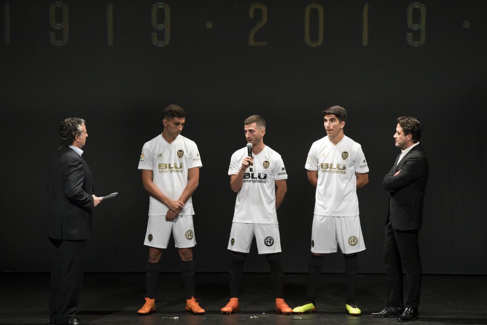 El Valencia CF presenta la equipación del centenario