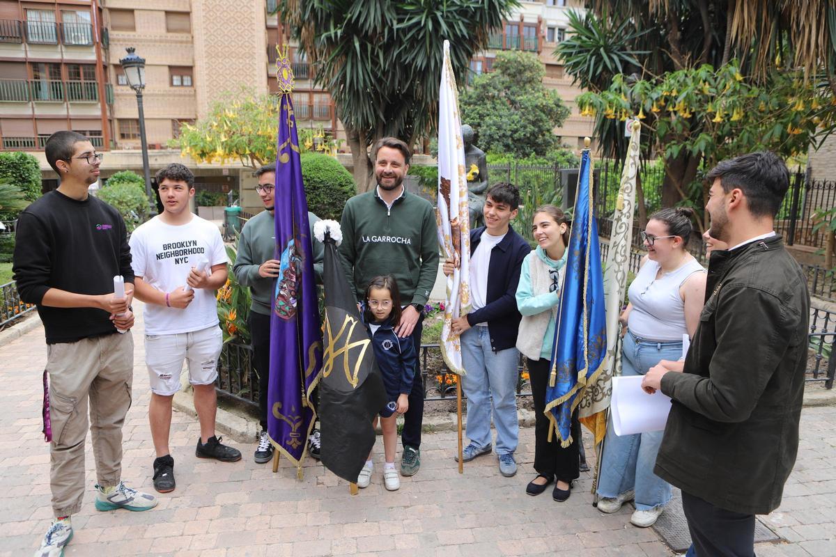 Sánchez Alcaraz junto a los representantes de las diferentes cofradías.