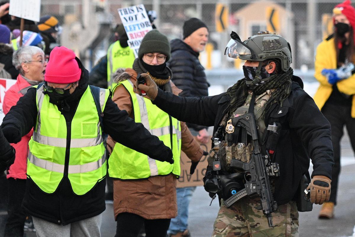 Law enforcement uses a chemical agent on protesters outside the Bishop Henry Whipple Federal Building, Thursday, Jan. 8, 2026, in Minneapolis, Minn. (AP Photo/Tom Baker) Associate Press/ LaPresse Only Italy and Spain. EDITORIAL USE ONLY ITALY AND SPAIN