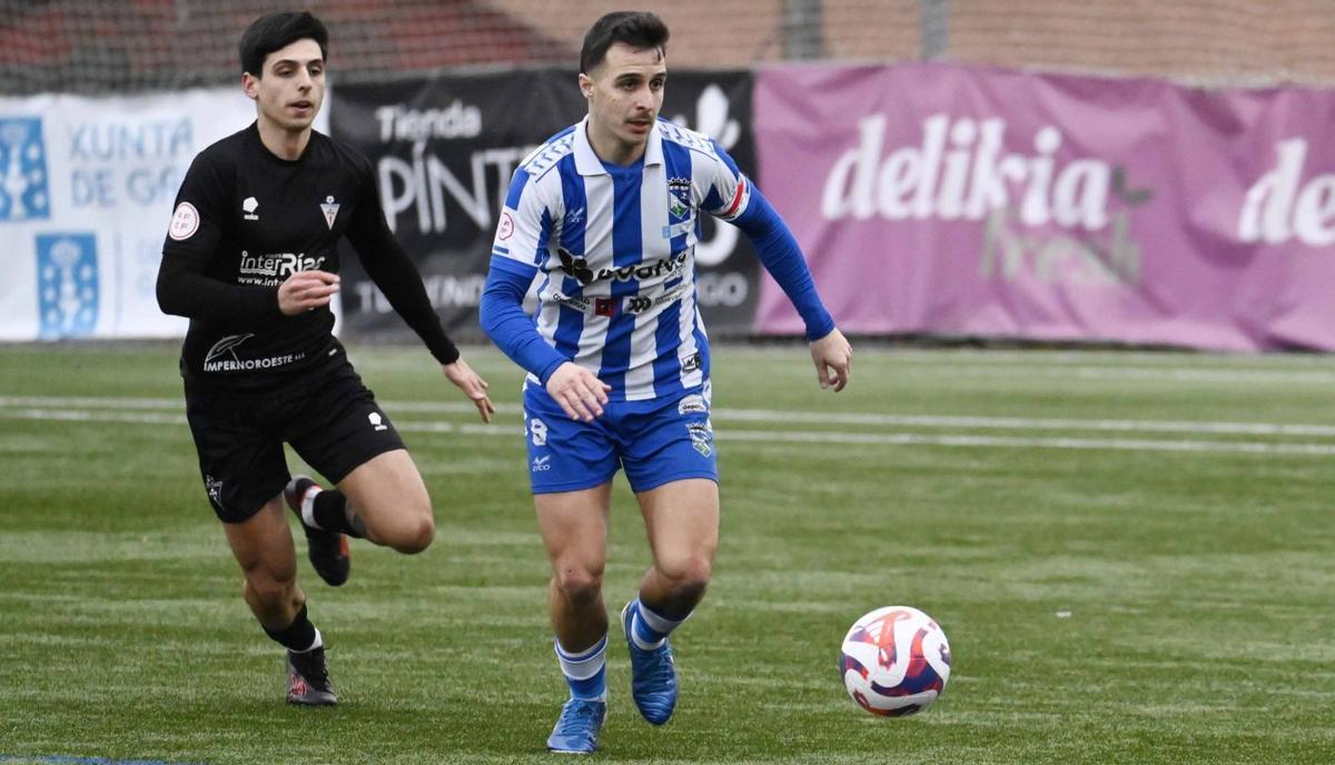 Vilariño, del Valladares, conduce el balón perseguido por un rival.