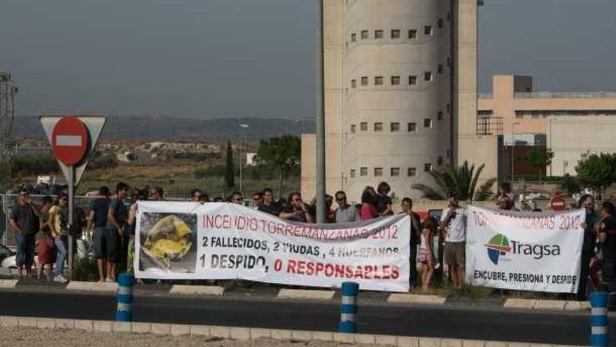 Momento de la manifestación, ayer a las puertas del cuartel.