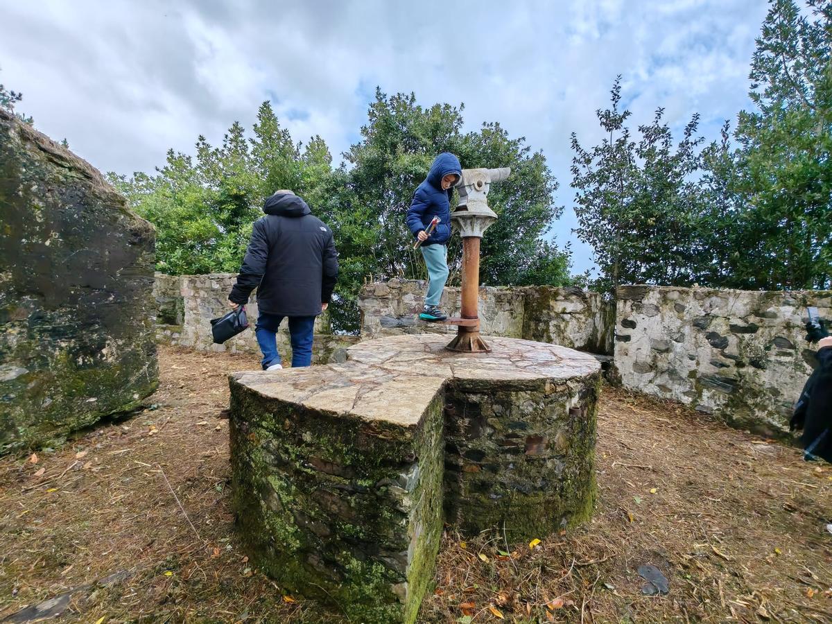 Asistentes a la primera visita guiada al castillo de Corbeiroa.