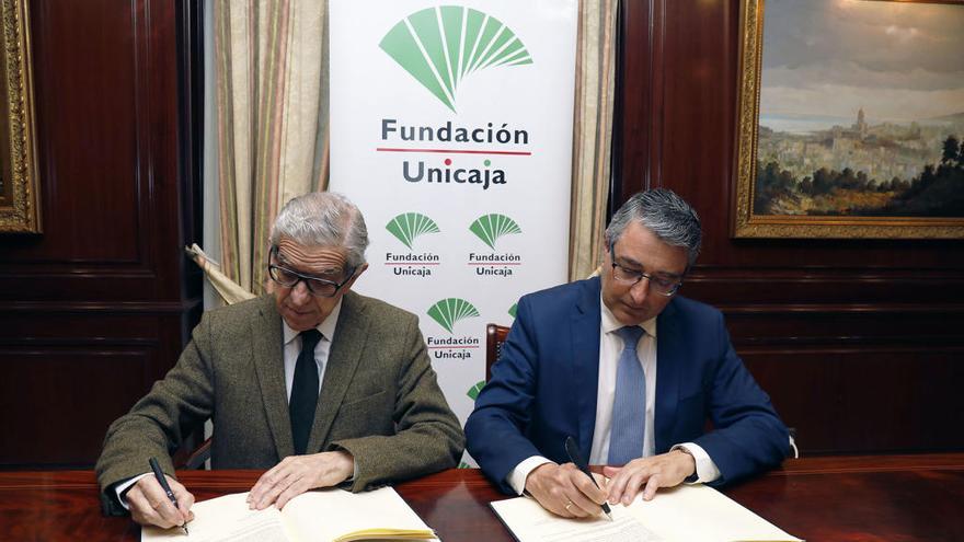 Firma del acuerdo entre el presidente de la Fundación Unicaja y la Diputación