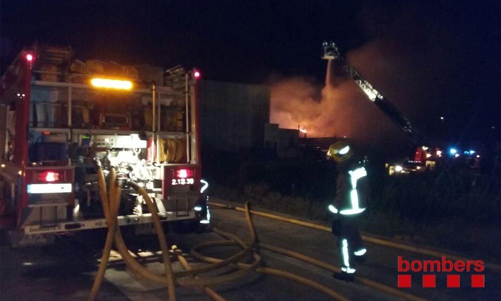 Incendi en una planta de reciclatge a Vilamalla