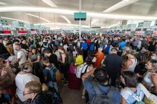 Viajeros afectados por el caos informático en el aeropuerto de El Prat: "Las colas son interminables"