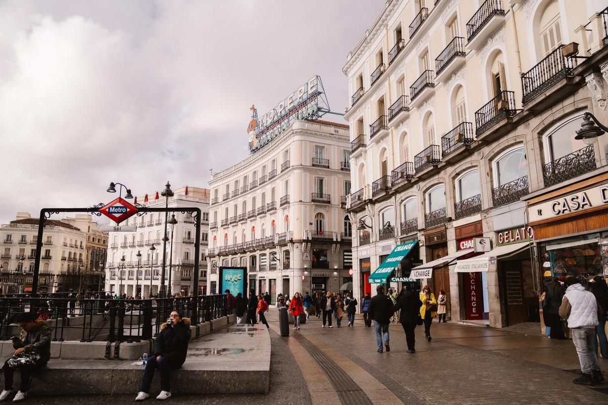 Una de las bocas de metro de la Puerta del Sol junto al cartel del Tío Pepe.