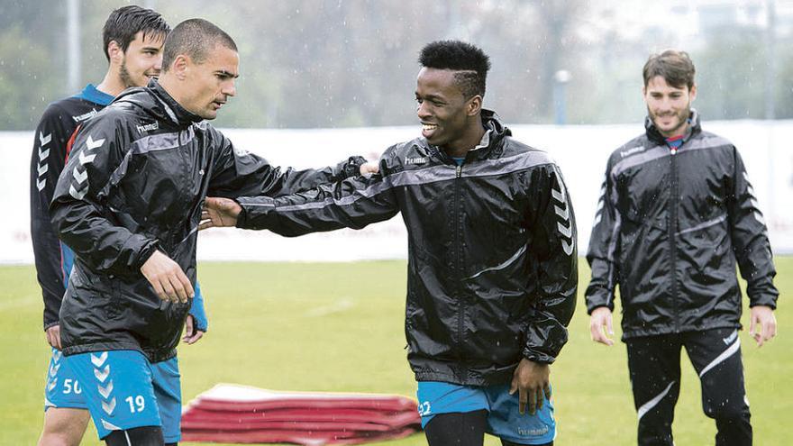 Peña y Koné se saludan en el entrenamiento en presencia de Torrent y Erice.