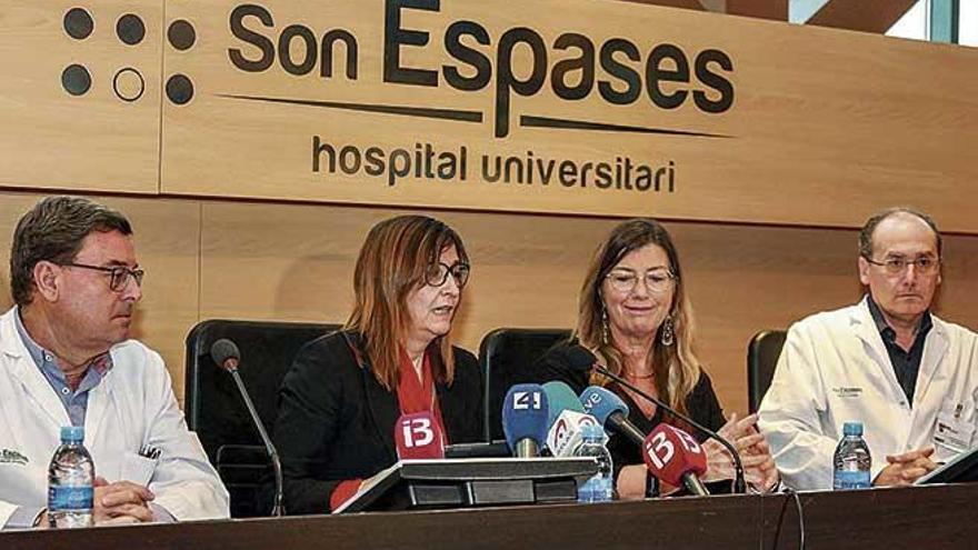 Jordi Reina, Maria AntÃ²nia Font, Patricia GÃ³mez y Javier Murillas, ayer en Son Espases.