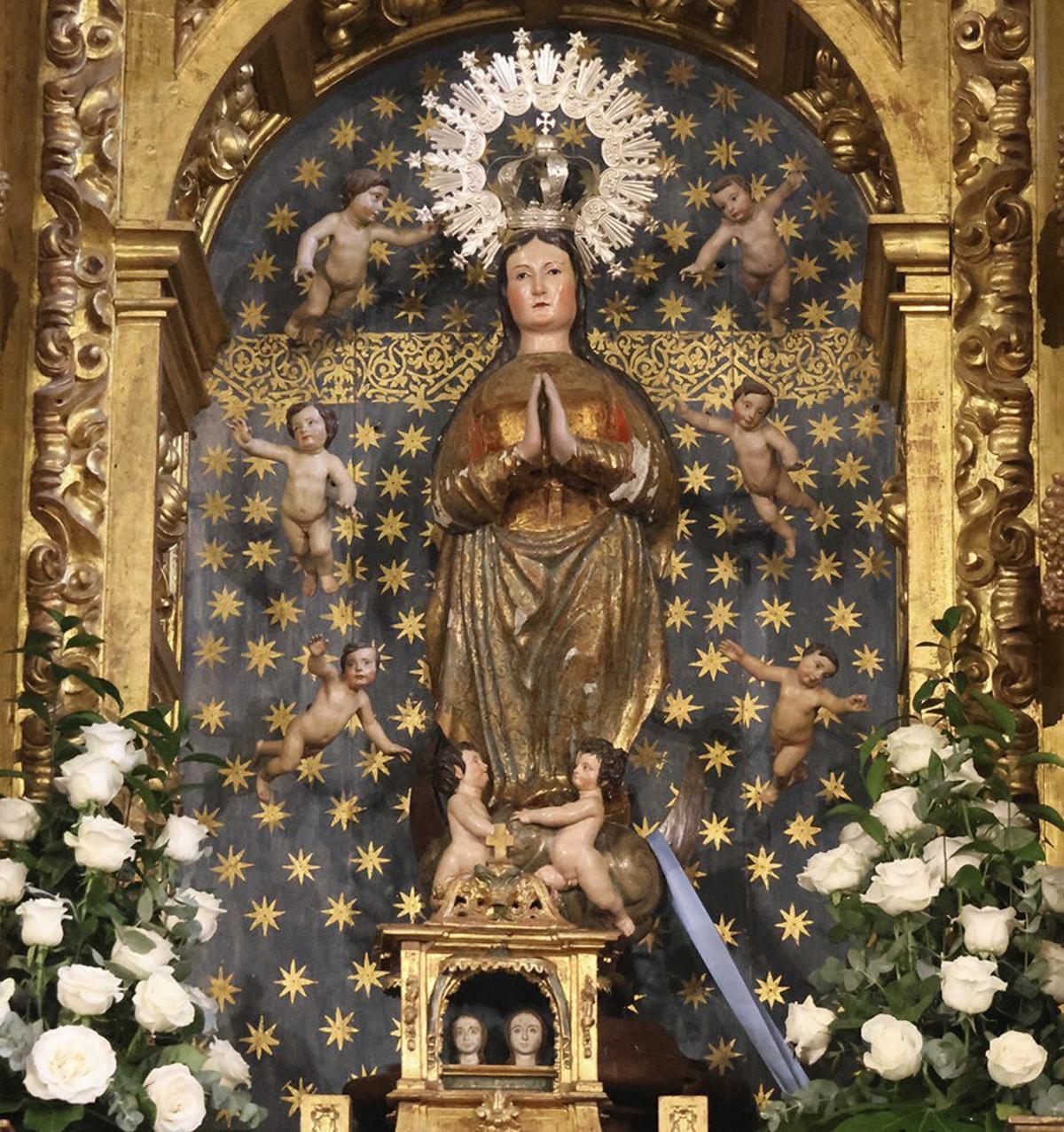 De izquierda a derecha, retablo del santuario de Contrueces; la imagen de San Joaquín, padre de la Virgen; la imagen de San Fernando, y la de Santiago Matamoros. | LLUIS DAZA