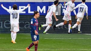 El madridista Varane celebra uno de sus dos goles ante el Huesca. 