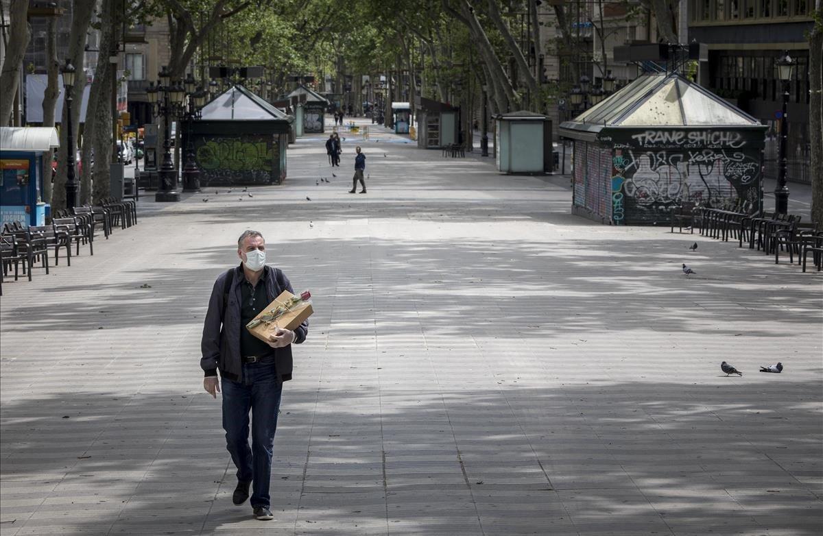 Aspecto de la Rambla de Barcelona el 23 de abril, Diada de Sant Jordi. En años anteriores estaba llena de transeúntes visitando las paradas de libros y rosas.