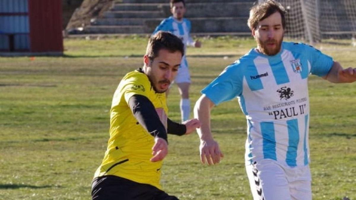 Dos jugadores del fútbol provincial miden sus fuerzas durante un partido.