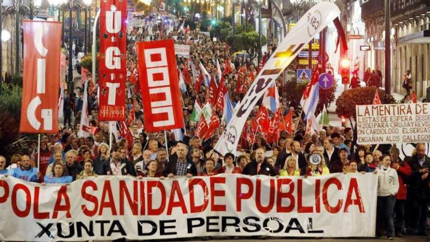 Los manifestantes bajan por Urzáiz en dirección a Porta do Sol.