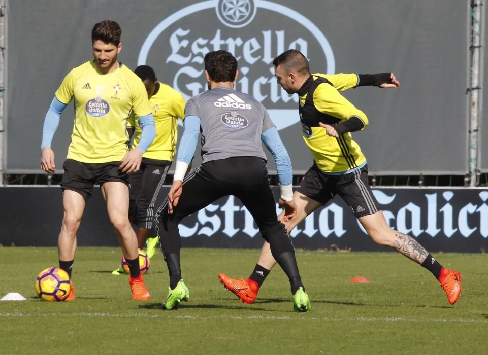 Eduardo Berizzo dirige el último entrenamiento del cuadro celeste antes de visitar el domingo al Sporting en El Molinón