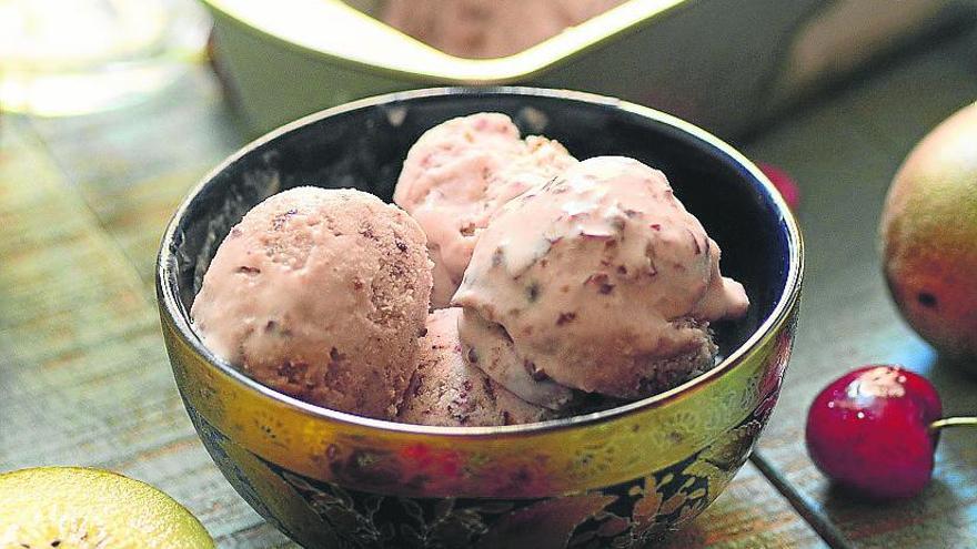 Helado de cerezas y galletas de chocolate