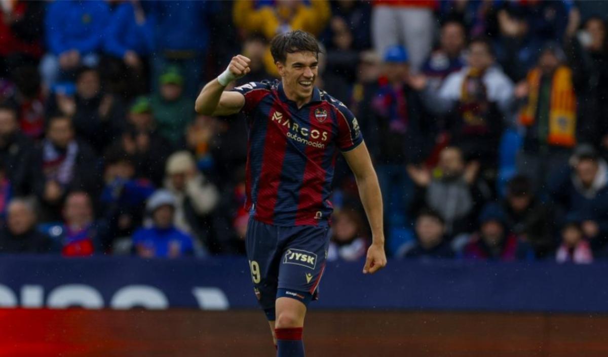 Carlos Espí celebrando su gol ante el Girona