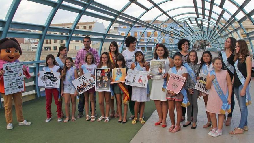 La alcaldesa con las reinas y damas de las fiestas de este año.