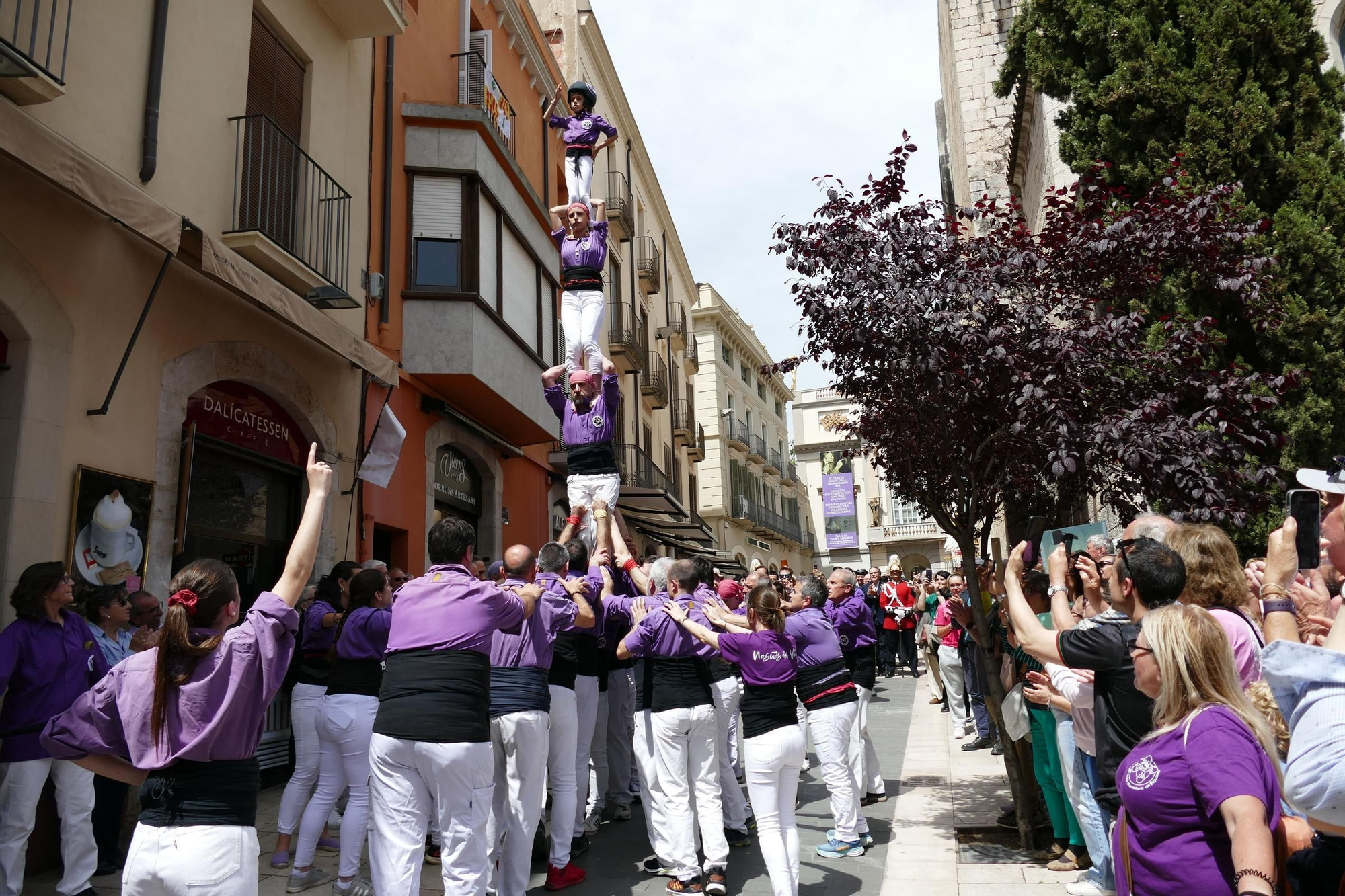 El tradicional pilar caminant de la Colla Castellera de Figueres congrega centenars de persones
