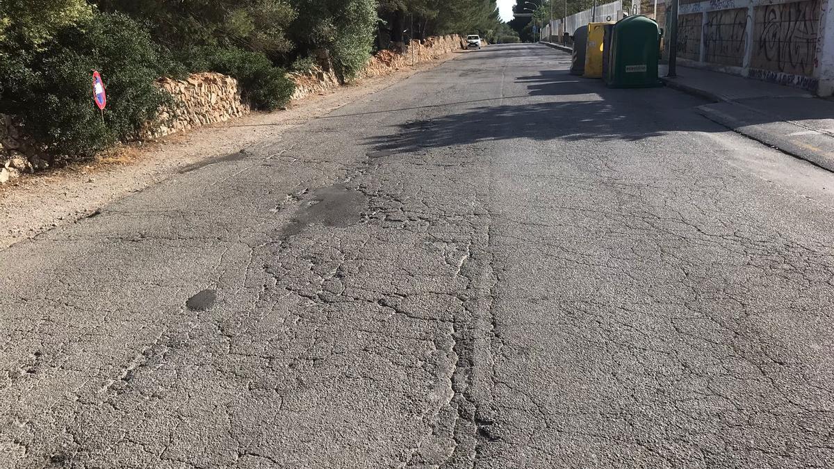 Imagen de la calle Pere Maimó de s&#039;Arenal, en la que Més reclama una intervención.