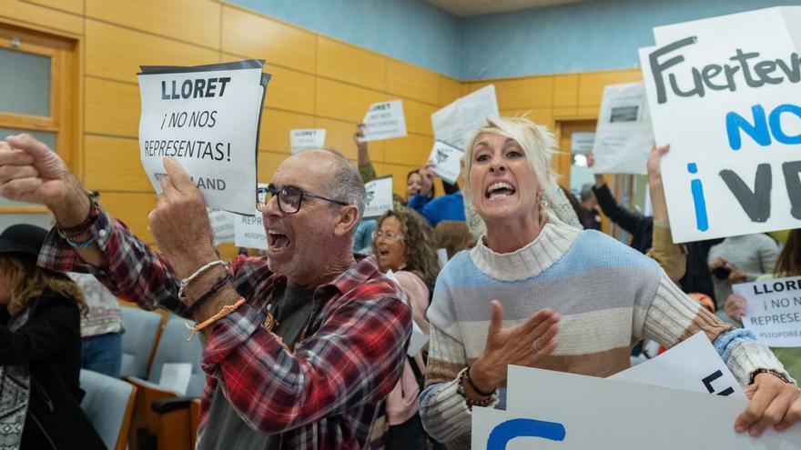 Lloret no dimite y alega que el Cabildo ahorra 700.000 euros con los ceses  |