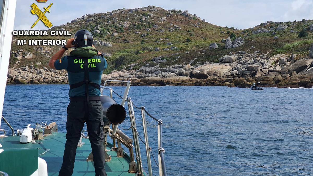 El servicio marítimo de la Guardia Civil rastreando la zona en la que desapareció el vecino de Bueu.