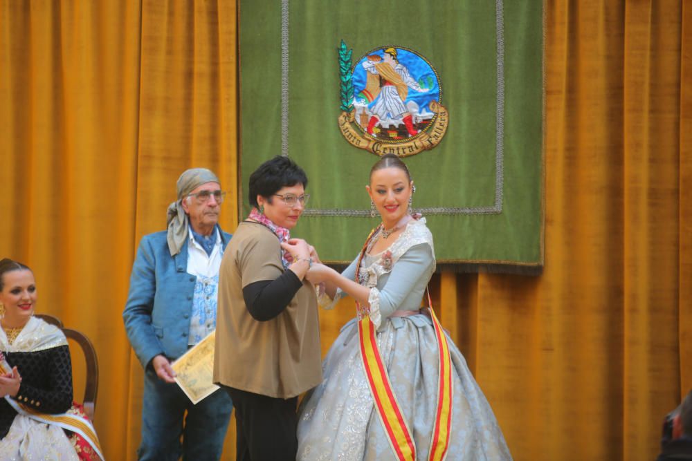 Intercambio de fotos con la fallera mayor e imposición de bunyols d'or