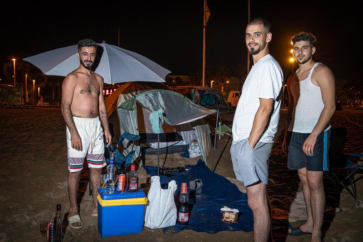 Refugio nocturno: Barcelona se refresca y descansa en sus playas durante las noches calurosas