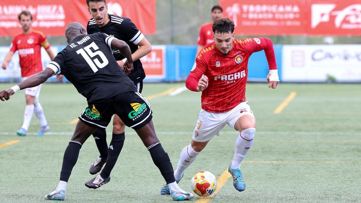 Álex Sánchez regatea a Nana durante el encuentro ante el Barbastro