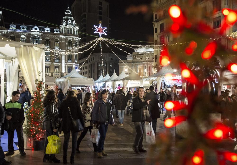 Día de compras navideñas en Oviedo y Gijón