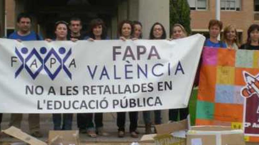 Representantes de FAPA y de la Plataforma per l&#039;Educació Pública en la entrega de firmas.