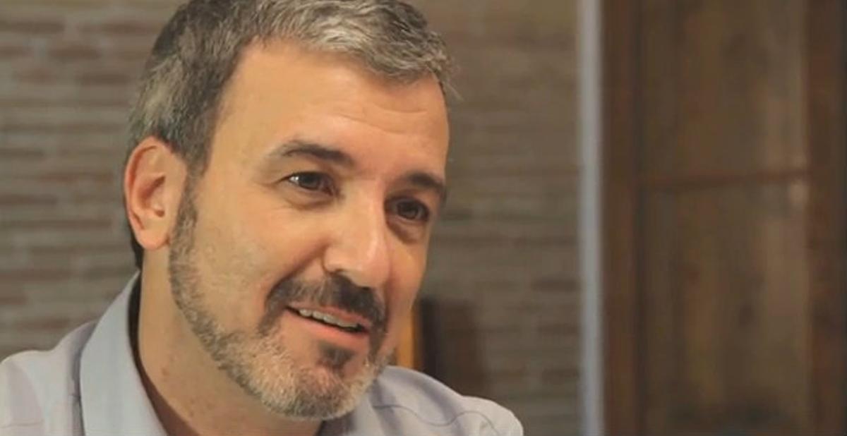 Jaume Collboni, el candidat a les primàries del PSC a l’alcaldia de Barcelona, dialoga amb Olga, una jove llicenciada que treballa en una botiga de roba.