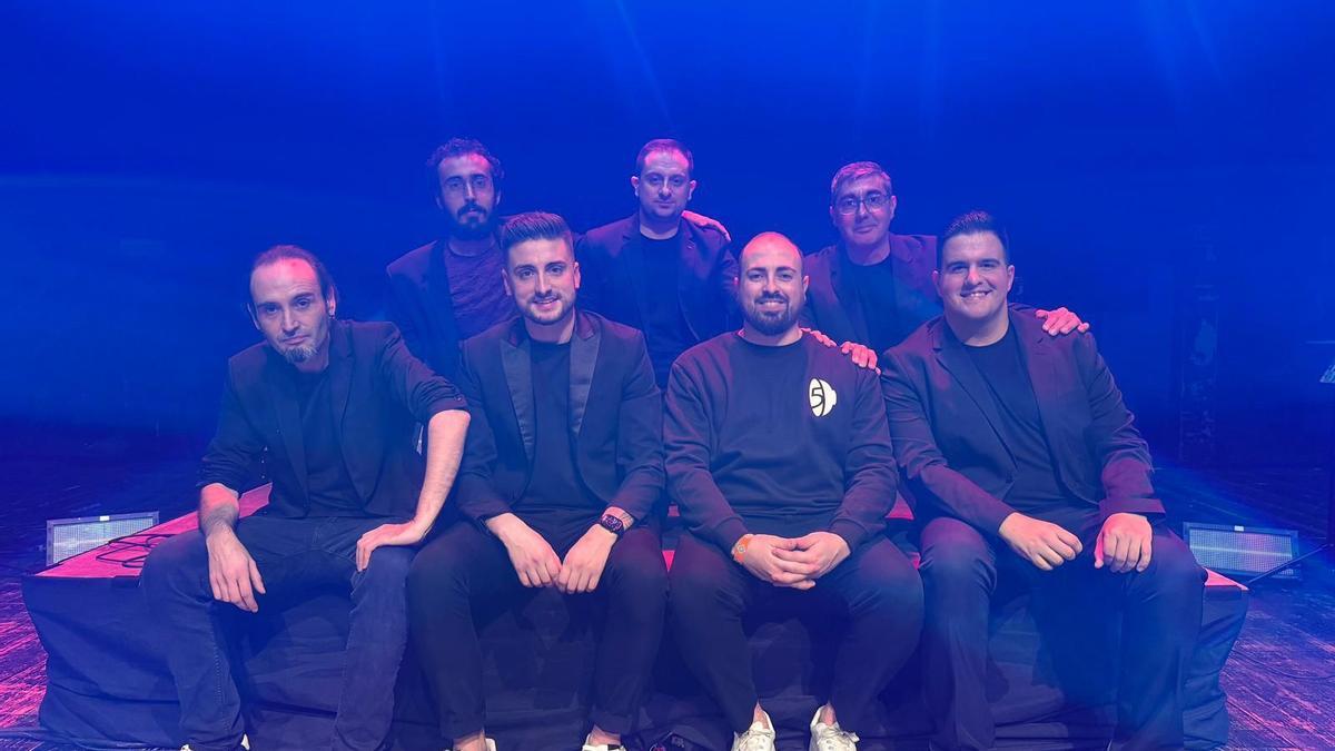 Los integrantes de The Cuncas, delante, con los tres músicos de la sección de viento.