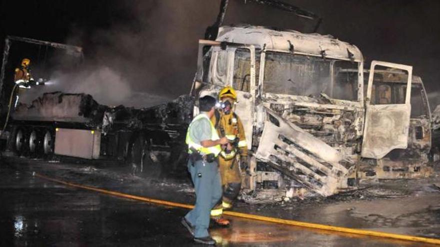 Investigan el incendio de un camión con maquinaria para construir el Ave